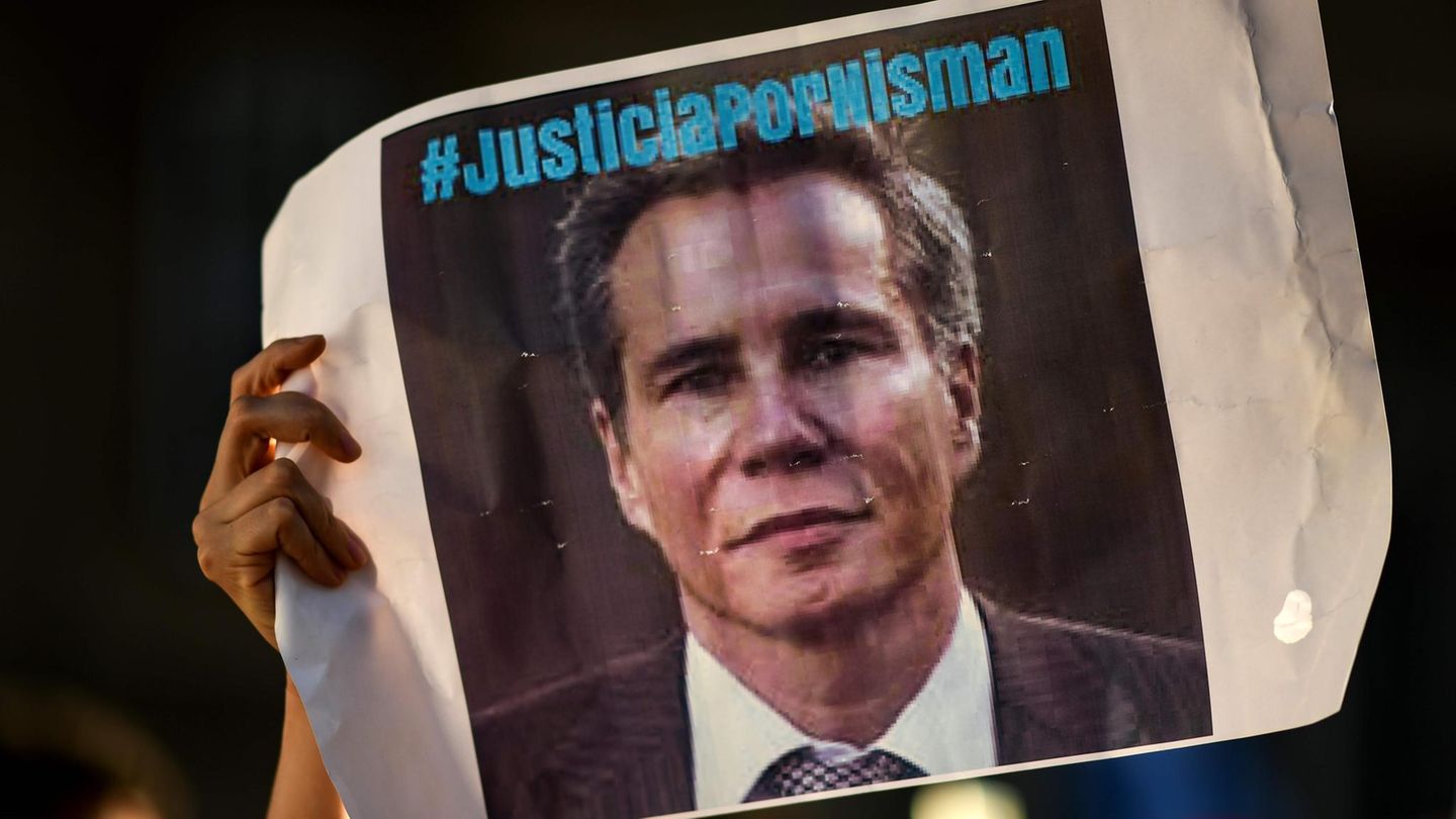Schild mit dem Bild von Alberto Nisman und der Aufschrift "Justicia por Nisman"