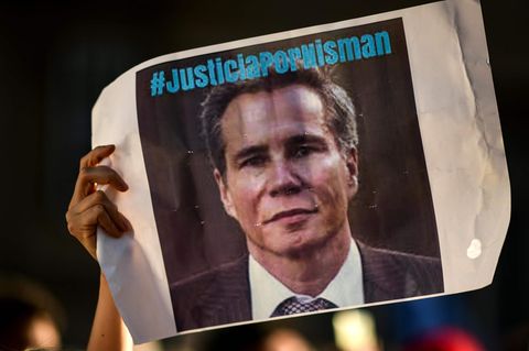 Schild mit dem Bild von Alberto Nisman und der Aufschrift "Justicia por Nisman"