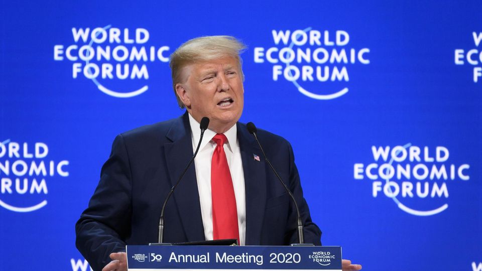 Vor einer blauen Wand mit weißem "World Economic Forum" steht US-Präsident Donald Trump am Rednerpult