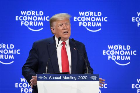 Vor einer blauen Wand mit weißem "World Economic Forum" steht US-Präsident Donald Trump am Rednerpult