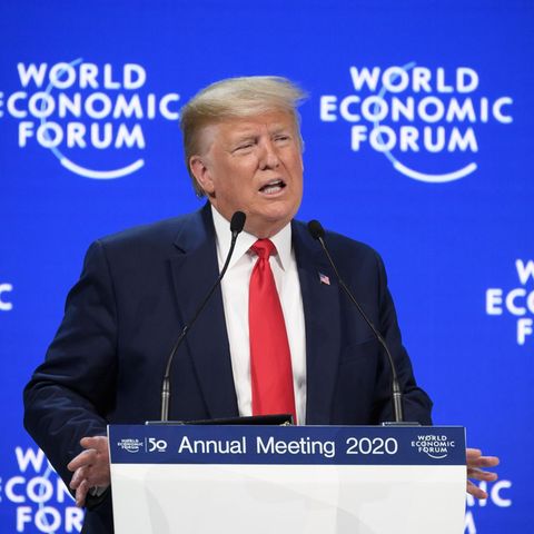 Vor einer blauen Wand mit weißem "World Economic Forum" steht US-Präsident Donald Trump am Rednerpult