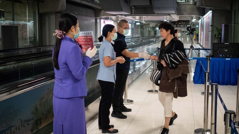 Coronavirus Thailand Passagiere erhalten Flugblätter zum Coronavirus am Flughafen in Bangkok