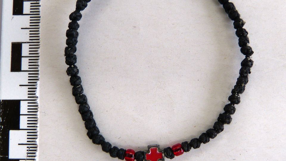 Armband Das Foto zeigt ein schwarzes Armband mit rotem Kreuz