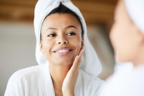 Ein Retinol-Serum beinhaltet den Wirkstoff Vitamin A. Hier lesen Sie, was Sie bei der Anwendung beachten sollten