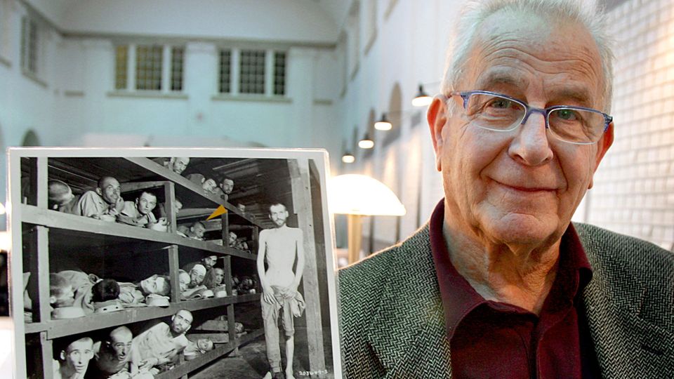Der Holocaust-Überlebende Naftali Fürst zeigt ein Bild, das ihn und andere Gefangene im Konzentrationslager Buchenwald zeigt