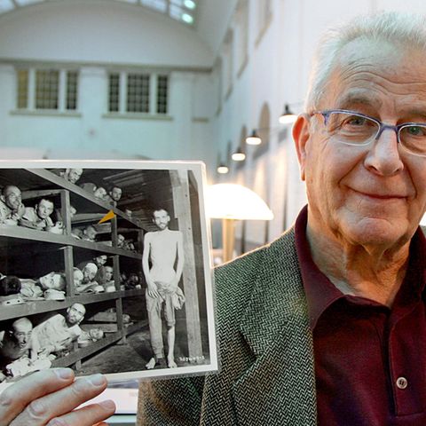 Der Holocaust-Überlebende Naftali Fürst zeigt ein Bild, das ihn und andere Gefangene im Konzentrationslager Buchenwald zeigt