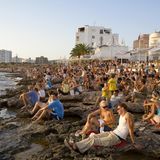 Am Café del Mar auf Ibiza