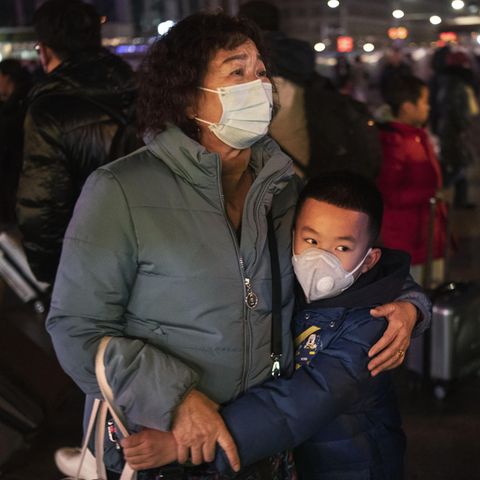 Coronavirus in China: Eine Frau und ein Junge tragen Atemmasken zum Schutz vor dem Virus