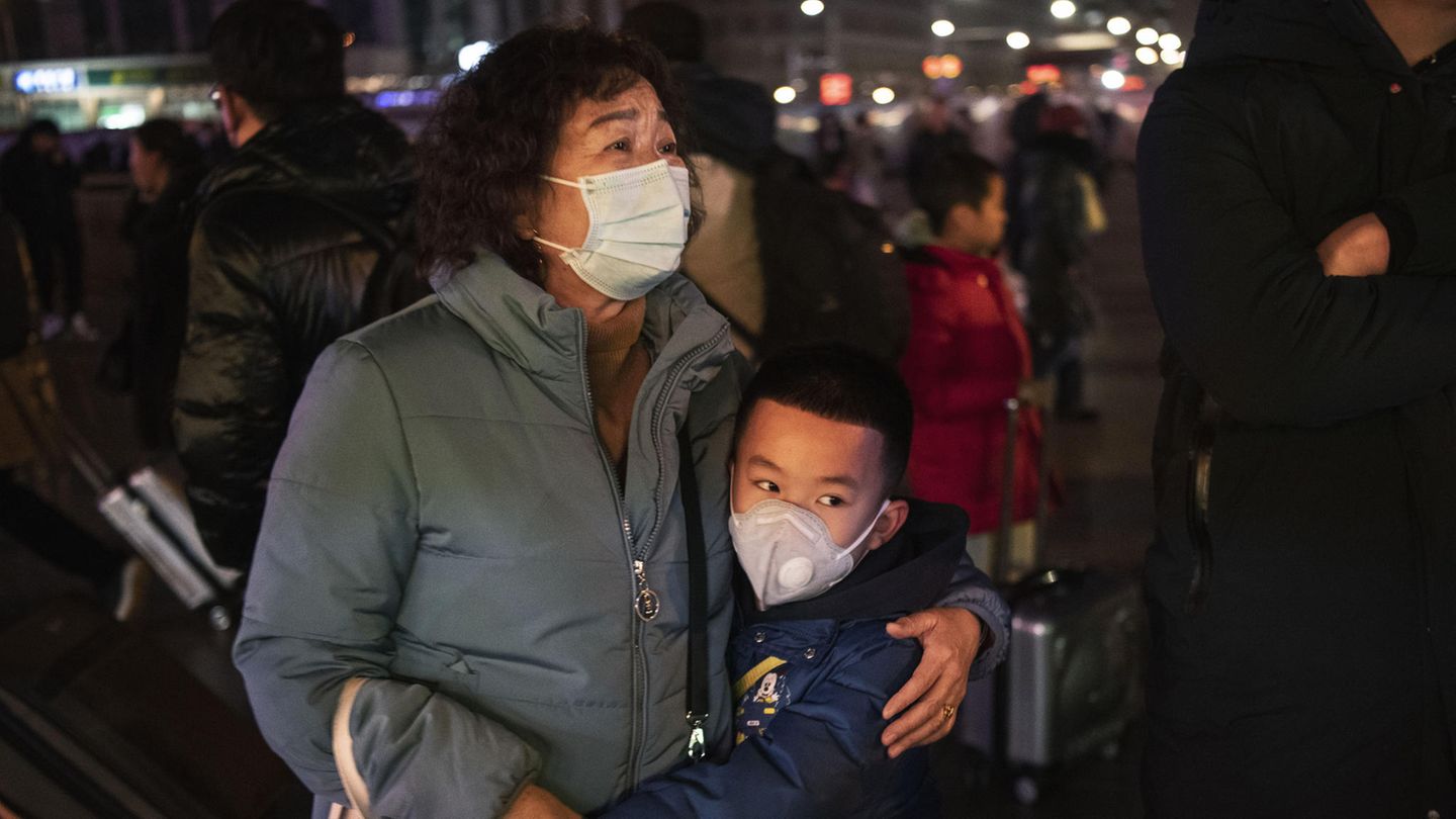 Coronavirus in China: Eine Frau und ein Junge tragen Atemmasken zum Schutz vor dem Virus