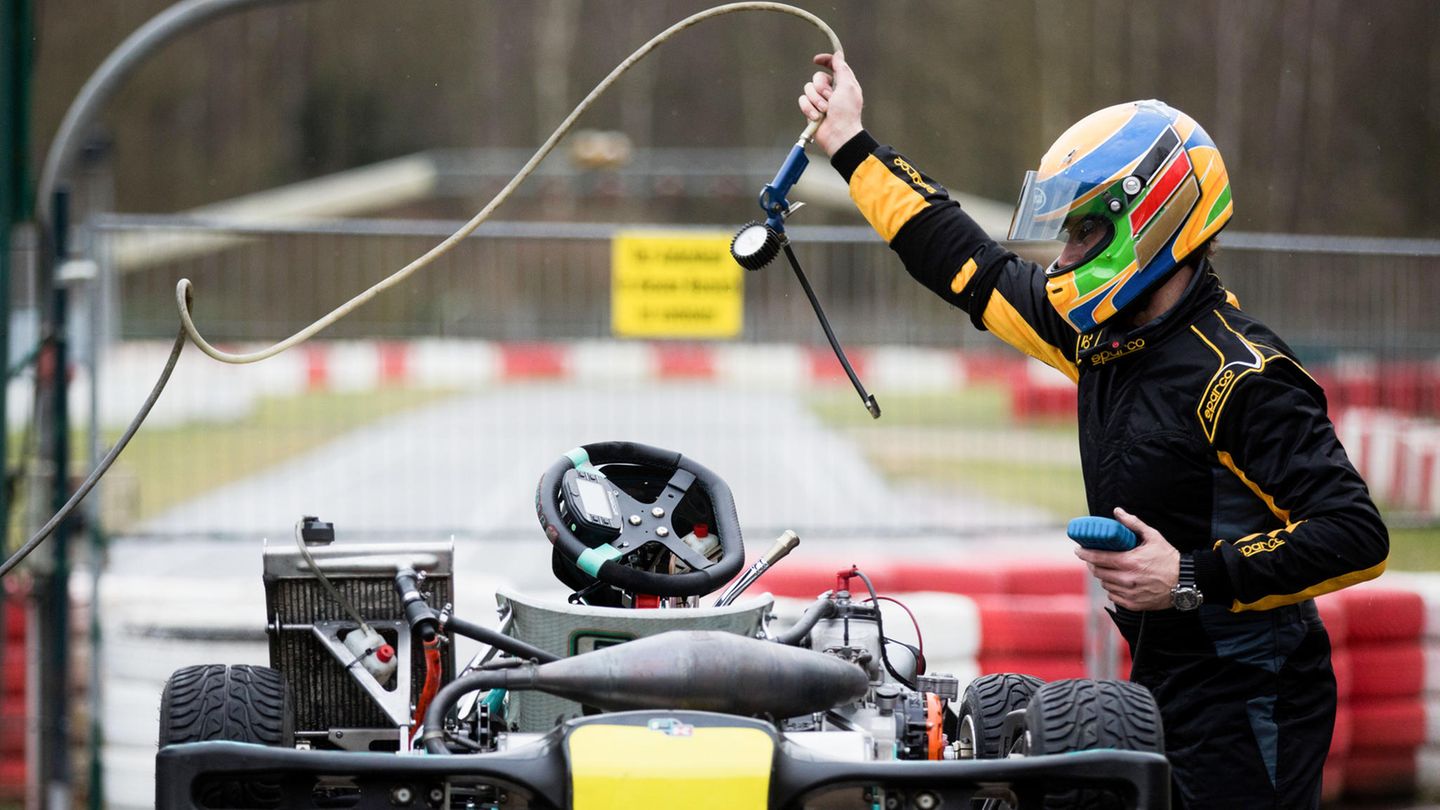Ein Fahrer macht auf der Kartbahn sein Kart fertig