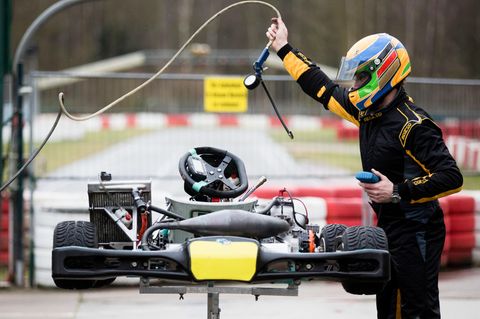 Ein Fahrer macht auf der Kartbahn sein Kart fertig