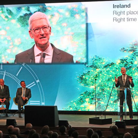 In Irland nahm Cook einen Preis für Apples 40-jähriges Engagement im Standort Cork an