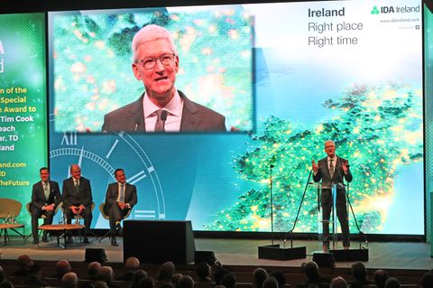 In Irland nahm Cook einen Preis für Apples 40-jähriges Engagement im Standort Cork an