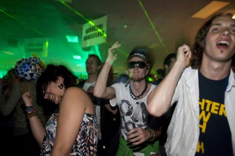 Menschen tanzen auf einer Party