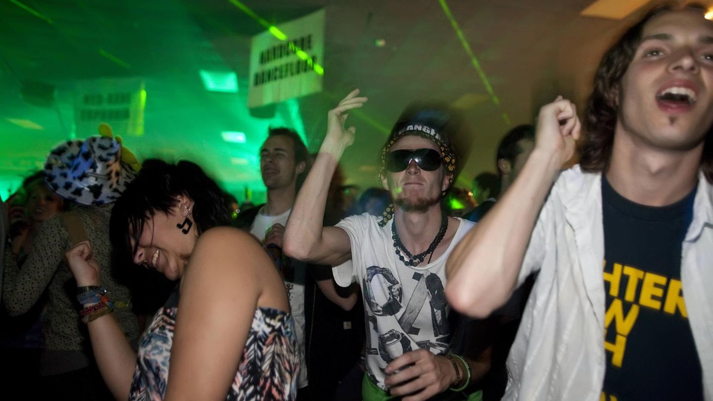 Menschen tanzen auf einer Party