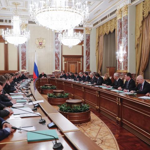 Russlands neue Regierung unter Michail Mischustin bei ihrer ersten Sitzung