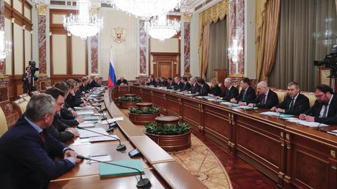 Russlands neue Regierung unter Michail Mischustin bei ihrer ersten Sitzung