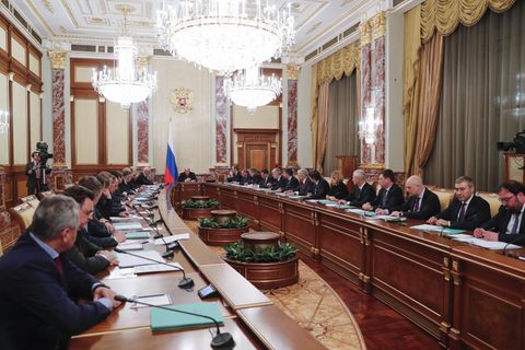 Russlands neue Regierung unter Michail Mischustin bei ihrer ersten Sitzung