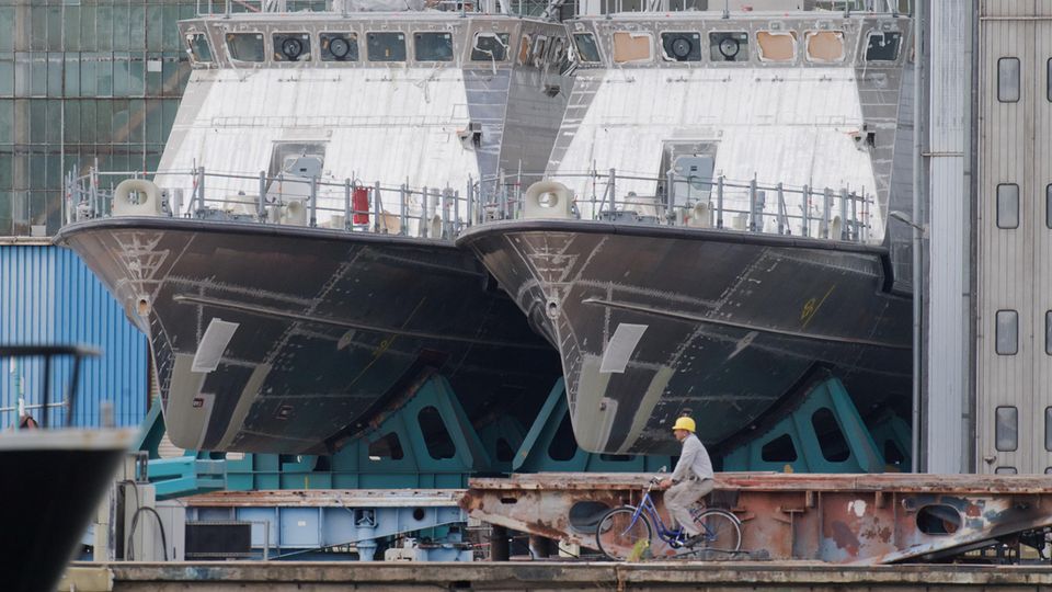 Patrouillenboote für Saudi-Arabien liegen auf dem Werftgelände der zur Lürssen-Werftengruppe gehörenden Peene-Werft