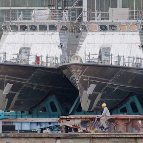 Patrouillenboote für Saudi-Arabien liegen auf dem Werftgelände der zur Lürssen-Werftengruppe gehörenden Peene-Werft