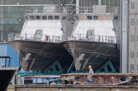 Patrouillenboote für Saudi-Arabien liegen auf dem Werftgelände der zur Lürssen-Werftengruppe gehörenden Peene-Werft