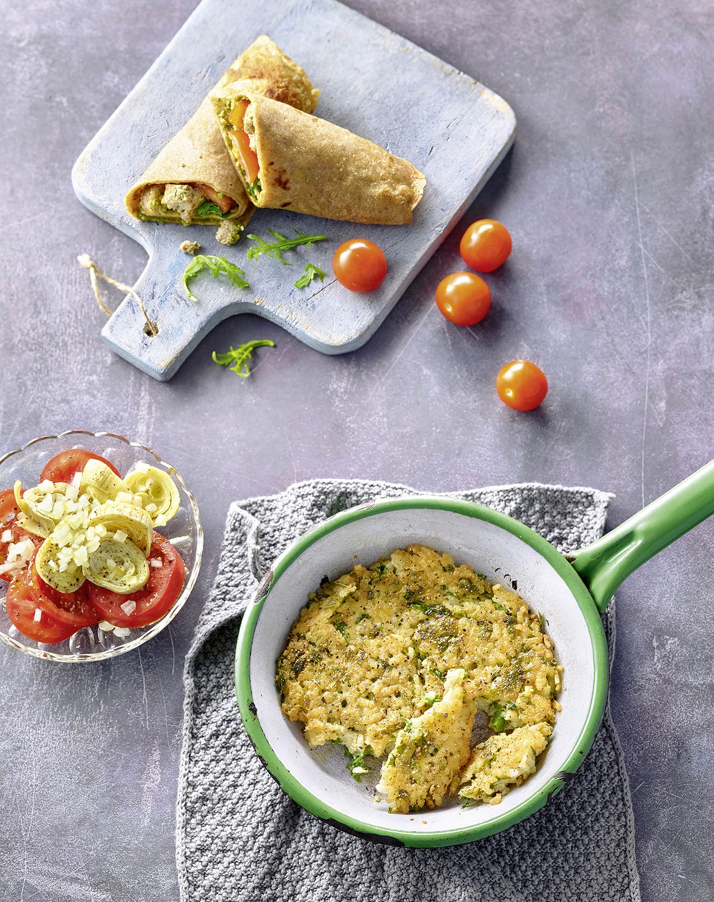 Italienische Gerichte: Freitagmittag Wrap mit Pesto, Polpette und Tomaten Zutaten: 1 Prep-Wrap-Eierkuchen, 3 EL Prep-Pesto, 3 Prep-Polpette, 150 g Kirschtomaten, 1 Handvoll Rucola To do: Den aufgerollten Eierkuchen aus der Folie nehmen und mit Pesto bestreichen. Polpette würfeln und darauf verteilen. Tomaten waschen, 100 g davon halbieren und auf den Wrap geben. Den Rucola waschen, trocken schütteln, hacken und über die Tomaten streuen. Aufrollen, eng in Butterbrotpapier wickeln, in der Mitte durchschneiden und in eine Lunchbox packen. Restliche Tomaten dazulegen. To go: Einfach frisch aus der Box genießen. Freitagabend Risotto-Frittata mit Tomatensalat Zutaten: 1 Handvoll Rucola, 1 Ei (Größe M), restliches Risotto (siehe Donnerstagabend), 3 TL Olivenöl, 1–2 große Tomaten, 2–3 Artischockenherzen, 1 Zwiebel, Salz, Pfeffer At home: Rucola waschen, fein hacken und mit dem Ei in das Risotto rühren. 1 TL Öl in einer Pfanne erhitzen, die Risottomischung hineingeben, glatt drücken und bei kleiner Hitze braten. Wenden, 1 TL Öl am Rand zugießen und braten. Tomaten und Artischocken in Scheiben schneiden, in einer Schale anrichten. Die Zwiebel schälen, fein würfeln, darüberstreuen. Etwas Artischockensud mit dem restlichen Öl mischen, salzen, pfeffern. Über den Salat träufeln. Zur Frittata genießen. Freitagmittag Wrap mit Pesto, Polpette und Tomaten Zutaten: 1 Prep-Wrap-Eierkuchen, 3 EL Prep-Pesto, 3 Prep-Polpette, 150 g Kirschtomaten, 1 Handvoll Rucola To do: Den aufgerollten Eierkuchen aus der Folie nehmen und mit Pesto bestreichen. Polpette würfeln und darauf verteilen. Tomaten waschen, 100 g davon halbieren und auf den Wrap geben. Den Rucola waschen, trocken schütteln, hacken und über die Tomaten streuen. Aufrollen, eng in Butterbrotpapier wickeln, in der Mitte durchschneiden und in eine Lunchbox packen. Restliche Tomaten dazulegen. To go: Einfach frisch aus der Box genießen. Freitagabend Risotto-Frittata mit Tomatensalat Zutaten: 1 Handvoll Rucola, 1 Ei (Größe M), restliches Risotto (siehe Donnerstagabend), 3 TL Olivenöl, 1–2 große Tomaten, 2–3 Artischockenherzen, 1 Zwiebel, Salz, Pfeffer At home: Rucola waschen, fein hacken und mit dem Ei in das Risotto rühren. 1 TL Öl in einer Pfanne erhitzen, die Risottomischung hineingeben, glatt drücken und bei kleiner Hitze braten. Wenden, 1 TL Öl am Rand zugießen und braten. Tomaten und Artischocken in Scheiben schneiden, in einer Schale anrichten. Die Zwiebel schälen, fein würfeln, darüberstreuen. Etwas Artischockensud mit dem restlichen Öl mischen, salzen, pfeffern. Über den Salat träufeln. Zur Frittata genießen.
