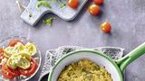 Freitagmittag       Wrap mit Pesto, Polpette und Tomaten      Zutaten: 1 Prep-Wrap-Eierkuchen, 3 EL Prep-Pesto, 3 Prep-Polpette, 150 g Kirschtomaten, 1 Handvoll Rucola      To do: Den aufgerollten Eierkuchen aus der Folie nehmen und mit Pesto bestreichen. Polpette würfeln und darauf verteilen. Tomaten waschen, 100 g davon halbieren und auf den Wrap geben. Den Rucola waschen, trocken schütteln, hacken und über die Tomaten streuen. Aufrollen, eng in Butterbrotpapier wickeln, in der Mitte durchschneiden und in eine Lunchbox packen. Restliche Tomaten dazulegen.      To go: Einfach frisch aus der Box genießen.      Freitagabend      Risotto-Frittata mit Tomatensalat      Zutaten: 1 Handvoll Rucola, 1 Ei (Größe M), restliches Risotto (siehe Donnerstagabend), 3 TL Olivenöl, 1–2 große Tomaten, 2–3 Artischockenherzen, 1 Zwiebel, Salz, Pfeffer      At home: Rucola waschen, fein hacken und mit dem Ei in das Risotto rühren. 1 TL Öl in einer Pfanne erhitzen, die Risottomischung hineingeben, glatt drücken und bei kleiner Hitze braten. Wenden, 1 TL Öl am Rand zugießen und braten. Tomaten und Artischocken in Scheiben schneiden, in einer Schale anrichten. Die Zwiebel schälen, fein würfeln, darüberstreuen. Etwas Artischockensud mit dem restlichen Öl mischen, salzen, pfeffern. Über den Salat träufeln. Zur Frittata genießen.