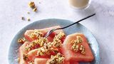 Frühstück      Melone mit Mandelcrumble und Chai      To do: 2–3 Melonenspalten entkernen, Fruchtfleisch (etwa 200 g) von der Schale schneiden und in mundgerechte Stücke teilen. Mit 1 Portion Prep-Mandelcrumble (etwa 45 g) bestreuen. Dazu einen Chai oder einen Latte macchiato (mit 125 ml Milch) genießen.