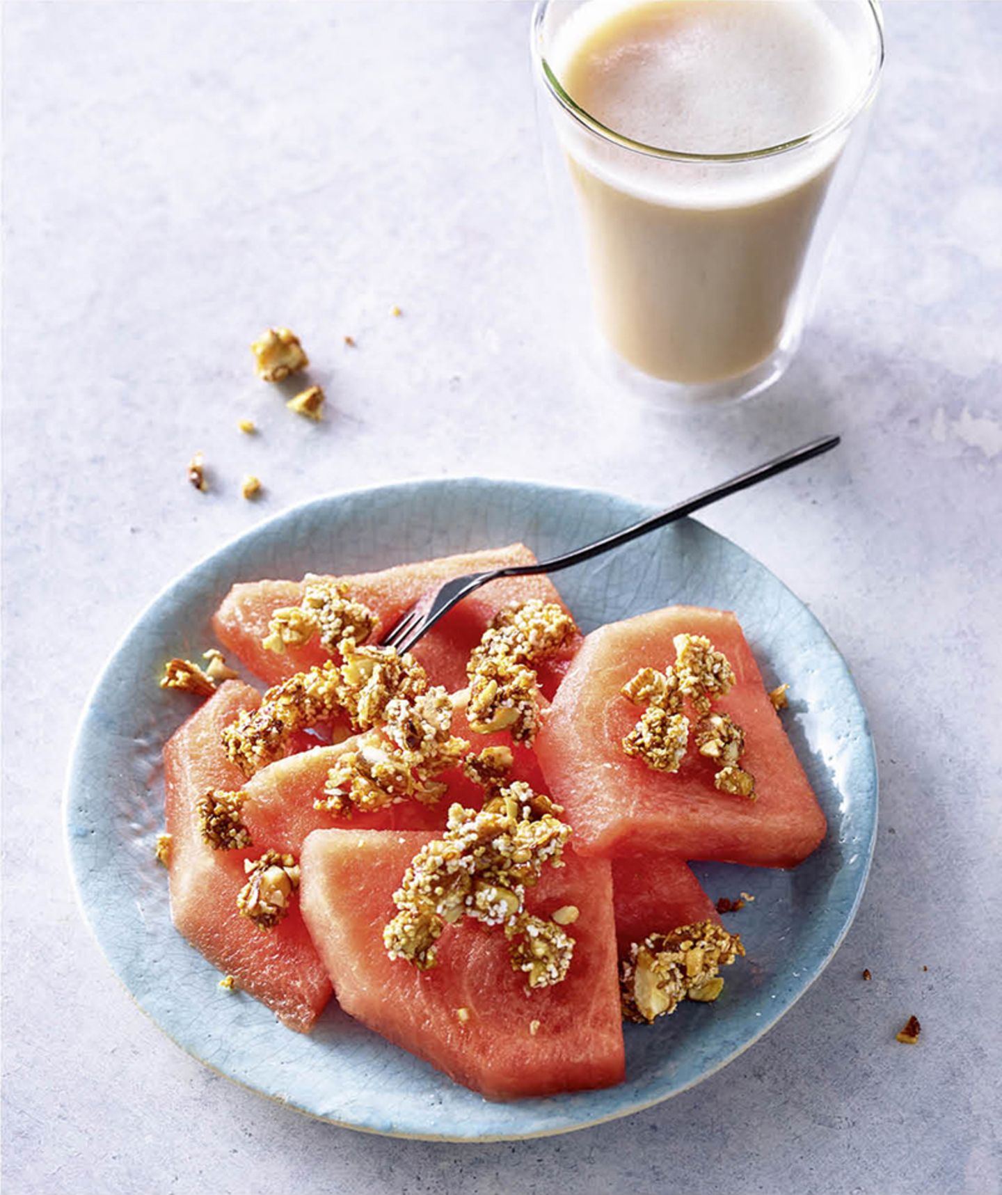 Frühstück      Melone mit Mandelcrumble und Chai      To do: 2–3 Melonenspalten entkernen, Fruchtfleisch (etwa 200 g) von der Schale schneiden und in mundgerechte Stücke teilen. Mit 1 Portion Prep-Mandelcrumble (etwa 45 g) bestreuen. Dazu einen Chai oder einen Latte macchiato (mit 125 ml Milch) genießen.