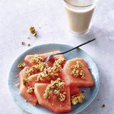 Frühstück      Melone mit Mandelcrumble und Chai      To do: 2–3 Melonenspalten entkernen, Fruchtfleisch (etwa 200 g) von der Schale schneiden und in mundgerechte Stücke teilen. Mit 1 Portion Prep-Mandelcrumble (etwa 45 g) bestreuen. Dazu einen Chai oder einen Latte macchiato (mit 125 ml Milch) genießen.