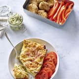 Montagmittag       Zucchini-Zaziki mit Polpette und Rohkost      Zutaten: ½ rote Paprikaschote, 7 Prep-Polpette, ½ Prep-Zucchini-Zaziki      To do: Paprika waschen, entkernen, in Streifen schneiden und mit Polpette und Zaziki – am besten getrennt – in eine Bentobox füllen.      To go: Die Polpette nach Belieben erwärmen und mit Paprika und Zaziki genießen. Montagabend Zucchini-Lasagne mit Tomaten vegetarisch, frei von raffiniertem Zucker 1 Prep-Lasagne 4 EL geriebener Parmesan (40 g) 1–2 Tomaten Salz, Pfeffer      Montagabend      Zucchini-Lasagne mit Tomaten      Zutaten: 1 Prep-Lasagne, 4 EL geriebener Parmesan (40 g), 1–2 Tomaten, Salz, Pfeffer      At home: Den Backofen auf 180 °C vorheizen. Die Lasagne mit Parmesan bestreuen und im vorgeheizten Ofen etwa 30 Min. backen. Die Tomaten waschen, in Scheiben schneiden, salzen und pfeffern. Zur Hälfte der Lasagne essen.