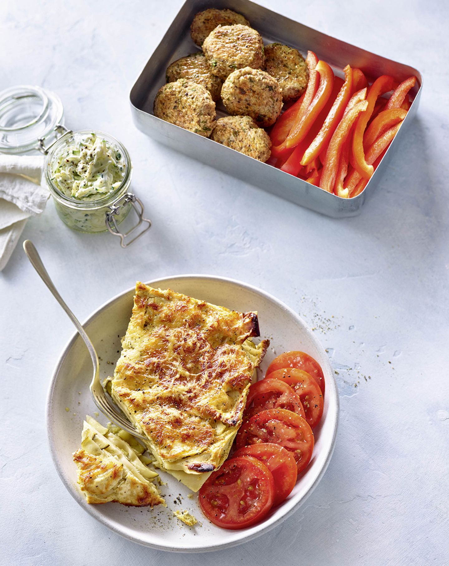 Montagmittag       Zucchini-Zaziki mit Polpette und Rohkost      Zutaten: ½ rote Paprikaschote, 7 Prep-Polpette, ½ Prep-Zucchini-Zaziki      To do: Paprika waschen, entkernen, in Streifen schneiden und mit Polpette und Zaziki – am besten getrennt – in eine Bentobox füllen.      To go: Die Polpette nach Belieben erwärmen und mit Paprika und Zaziki genießen. Montagabend Zucchini-Lasagne mit Tomaten vegetarisch, frei von raffiniertem Zucker 1 Prep-Lasagne 4 EL geriebener Parmesan (40 g) 1–2 Tomaten Salz, Pfeffer      Montagabend      Zucchini-Lasagne mit Tomaten      Zutaten: 1 Prep-Lasagne, 4 EL geriebener Parmesan (40 g), 1–2 Tomaten, Salz, Pfeffer      At home: Den Backofen auf 180 °C vorheizen. Die Lasagne mit Parmesan bestreuen und im vorgeheizten Ofen etwa 30 Min. backen. Die Tomaten waschen, in Scheiben schneiden, salzen und pfeffern. Zur Hälfte der Lasagne essen.