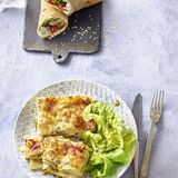 Dienstagmittag       Wrap mit Zucchini-Zaziki und Grillgemüse      Zutaten: 1 Handvoll Rucola, 1 Prep-Wrap-Eierkuchen, ½ Prep-Zucchini-Zaziki, ca. 100 g Prep-Grillgemüse, 2–3 EL Sesamsamen      To do: Rucola waschen und trocken schütteln. Eierkuchen aus der Folie nehmen, mit Zaziki bestreichen, dann Rucola darauf verteilen. Grillgemüse und Sesamsamen ebenfalls daraufgeben. Eng in Butterbrotpapier wickeln, in der Mitte durchschneiden und in eine Lunchbox geben.      To go: Einfach frisch aus der Box genießen. Dienstagabend Zucchini-Lasagne mit Salat vegetarisch, frei von raffiniertem Zucker restliche Prep-Lasagne (siehe Montagabend) 1 Handvoll Kopfsalatblätter 1 TL Prep-Pesto      Dienstagabend      Zucchini-Lasagne mit Salat      Zutaten: restliche Prep-Lasagne (siehe Montagabend), 1 Handvoll Kopfsalatblätter, 1 TL Prep-Pesto      At home: Die Lasagne aufwärmen, am besten in der Mikrowelle. Salat waschen, trocken schütteln und in mundgerechte Stücke zupfen. Das Pesto mit 2 EL Wasser verrühren und über den Salat geben. Zur Lasagne genießen.