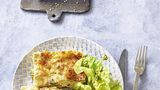 Dienstagmittag       Wrap mit Zucchini-Zaziki und Grillgemüse      Zutaten: 1 Handvoll Rucola, 1 Prep-Wrap-Eierkuchen, ½ Prep-Zucchini-Zaziki, ca. 100 g Prep-Grillgemüse, 2–3 EL Sesamsamen      To do: Rucola waschen und trocken schütteln. Eierkuchen aus der Folie nehmen, mit Zaziki bestreichen, dann Rucola darauf verteilen. Grillgemüse und Sesamsamen ebenfalls daraufgeben. Eng in Butterbrotpapier wickeln, in der Mitte durchschneiden und in eine Lunchbox geben.      To go: Einfach frisch aus der Box genießen. Dienstagabend Zucchini-Lasagne mit Salat vegetarisch, frei von raffiniertem Zucker restliche Prep-Lasagne (siehe Montagabend) 1 Handvoll Kopfsalatblätter 1 TL Prep-Pesto      Dienstagabend      Zucchini-Lasagne mit Salat      Zutaten: restliche Prep-Lasagne (siehe Montagabend), 1 Handvoll Kopfsalatblätter, 1 TL Prep-Pesto      At home: Die Lasagne aufwärmen, am besten in der Mikrowelle. Salat waschen, trocken schütteln und in mundgerechte Stücke zupfen. Das Pesto mit 2 EL Wasser verrühren und über den Salat geben. Zur Lasagne genießen.