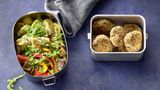 Mittwochmittag       Antipasti mit Polpette      Zutaten: 2–3 Artischockenherzen aus der Dose, ca. 200 g Prep-Grillgemüse, 1 Handvoll Rucola, 7 Prep-Polpette      To do: Artischockenherzen vierteln und mit dem Grillgemüse in eine Box schichten. Rucola waschen, trocken schütteln, grob hacken, aufs Gemüse streuen und mit 2 EL Artischockensud beträufeln. Polpette extra verpacken.      To go: Gemüse kurz mischen, mit den Polpette essen.      Mittwochabend      Zucchini-Spaghetti mit Bolo-Sauce      Zutaten: 1 Portion Prep-Bolo-Hack, 100 ml Tomatensaft, Salz, Pfeffer, 40 g Vollkornspaghetti, 1 große Zucchini (ca. 250 g), 1 TL Olivenöl      At home: Bolo-Hack mit Tomatensaft erhitzen und mit Salz und Pfeffer abschmecken. Spaghetti in reichlich kochendem Salzwasser etwa 8 Min. al dente kochen, abgießen und abtropfen lassen. Inzwischen Zucchini waschen und mit einem Spiralschneider in dünne Streifen drehen. In einer beschichteten Pfanne im Öl kurz erhitzen, salzen und pfeffern. Spaghetti dazugeben, vermengen und mit der Bolo-Sauce anrichten.