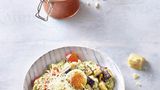 Donnerstagmittag       Bolo-Tomatensuppe      Zutaten: große Tomate, 200 ml Tomatensaft, restliche Portion Prep-Bolo-Hack, Salz, Pfeffer, 2 Vollkorngrissini oder 1 Scheibe Knäckebrot      To do: Tomate waschen und klein würfeln. Mit Tomatensaft und Bolo- Hack in eine dicht schließende Lunchbox füllen und mit Salz und Pfeffer abschmecken.      To go: Tomatensuppe entweder kalt essen oder in der Mikrowelle kurz erhitzen. Dazu Grissini knabbern.      Donnerstagabend      Risotto mit Pesto und Grillgemüse      Zutaten: 400 ml Gemüsebrühe, 100 g Risottoreis, 1 Ei (Größe M), 1 EL Prep-Pesto, ca. 200 g Prep-Grillgemüse, 20 g geriebener Parmesan (ca. 2 EL)      At home: Die Hälfte der Brühe in einem Topf erhitzen. Risottoreis dazugeben, aufkochen, etwa 15 Min. kochen lassen, dabei rühren und nach und nach die restliche Brühe zugießen. Inzwischen das Ei 7 Min. wachsweich kochen. Dann abschrecken und pellen. Die Hälfte des Risottos in eine Box füllen, für Freitagabend kalt stellen. Pesto und Grillgemüse unter das restliche Risotto im Topf ziehen und erhitzen. Auf einen Teller geben, mit halbiertem Ei toppen. Den Parmesan darüberstreuen.
