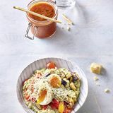 Donnerstagmittag       Bolo-Tomatensuppe      Zutaten: große Tomate, 200 ml Tomatensaft, restliche Portion Prep-Bolo-Hack, Salz, Pfeffer, 2 Vollkorngrissini oder 1 Scheibe Knäckebrot      To do: Tomate waschen und klein würfeln. Mit Tomatensaft und Bolo- Hack in eine dicht schließende Lunchbox füllen und mit Salz und Pfeffer abschmecken.      To go: Tomatensuppe entweder kalt essen oder in der Mikrowelle kurz erhitzen. Dazu Grissini knabbern.      Donnerstagabend      Risotto mit Pesto und Grillgemüse      Zutaten: 400 ml Gemüsebrühe, 100 g Risottoreis, 1 Ei (Größe M), 1 EL Prep-Pesto, ca. 200 g Prep-Grillgemüse, 20 g geriebener Parmesan (ca. 2 EL)      At home: Die Hälfte der Brühe in einem Topf erhitzen. Risottoreis dazugeben, aufkochen, etwa 15 Min. kochen lassen, dabei rühren und nach und nach die restliche Brühe zugießen. Inzwischen das Ei 7 Min. wachsweich kochen. Dann abschrecken und pellen. Die Hälfte des Risottos in eine Box füllen, für Freitagabend kalt stellen. Pesto und Grillgemüse unter das restliche Risotto im Topf ziehen und erhitzen. Auf einen Teller geben, mit halbiertem Ei toppen. Den Parmesan darüberstreuen.