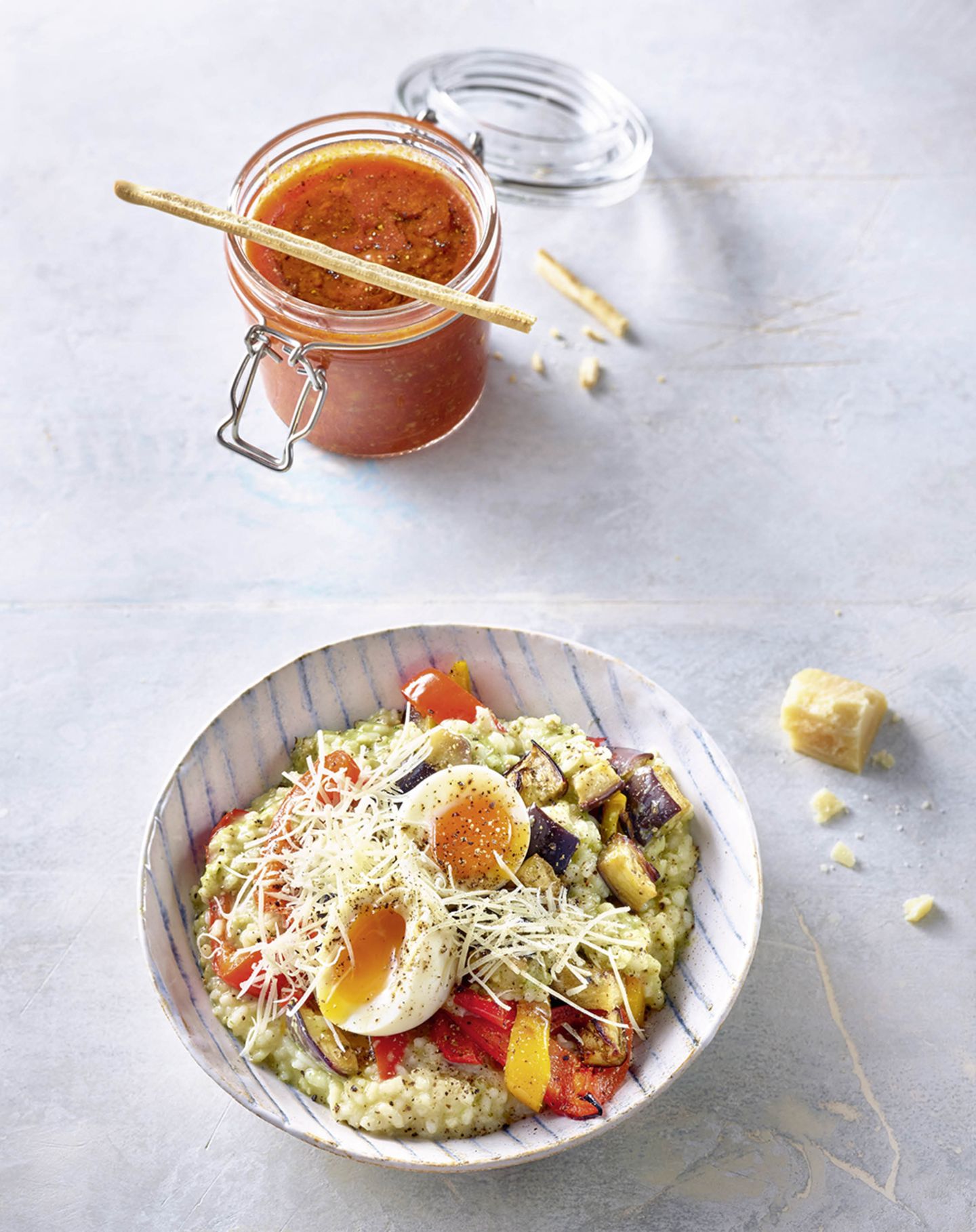 Italienische Gerichte: Donnerstagmittag Bolo-Tomatensuppe Zutaten: große Tomate, 200 ml Tomatensaft, restliche Portion Prep-Bolo-Hack, Salz, Pfeffer, 2 Vollkorngrissini oder 1 Scheibe Knäckebrot To do: Tomate waschen und klein würfeln. Mit Tomatensaft und Bolo- Hack in eine dicht schließende Lunchbox füllen und mit Salz und Pfeffer abschmecken. To go: Tomatensuppe entweder kalt essen oder in der Mikrowelle kurz erhitzen. Dazu Grissini knabbern. Donnerstagabend Risotto mit Pesto und Grillgemüse Zutaten: 400 ml Gemüsebrühe, 100 g Risottoreis, 1 Ei (Größe M), 1 EL Prep-Pesto, ca. 200 g Prep-Grillgemüse, 20 g geriebener Parmesan (ca. 2 EL) At home: Die Hälfte der Brühe in einem Topf erhitzen. Risottoreis dazugeben, aufkochen, etwa 15 Min. kochen lassen, dabei rühren und nach und nach die restliche Brühe zugießen. Inzwischen das Ei 7 Min. wachsweich kochen. Dann abschrecken und pellen. Die Hälfte des Risottos in eine Box füllen, für Freitagabend kalt stellen. Pesto und Grillgemüse unter das restliche Risotto im Topf ziehen und erhitzen. Auf einen Teller geben, mit halbiertem Ei toppen. Den Parmesan darüberstreuen. Donnerstagmittag Bolo-Tomatensuppe Zutaten: große Tomate, 200 ml Tomatensaft, restliche Portion Prep-Bolo-Hack, Salz, Pfeffer, 2 Vollkorngrissini oder 1 Scheibe Knäckebrot To do: Tomate waschen und klein würfeln. Mit Tomatensaft und Bolo- Hack in eine dicht schließende Lunchbox füllen und mit Salz und Pfeffer abschmecken. To go: Tomatensuppe entweder kalt essen oder in der Mikrowelle kurz erhitzen. Dazu Grissini knabbern. Donnerstagabend Risotto mit Pesto und Grillgemüse Zutaten: 400 ml Gemüsebrühe, 100 g Risottoreis, 1 Ei (Größe M), 1 EL Prep-Pesto, ca. 200 g Prep-Grillgemüse, 20 g geriebener Parmesan (ca. 2 EL) At home: Die Hälfte der Brühe in einem Topf erhitzen. Risottoreis dazugeben, aufkochen, etwa 15 Min. kochen lassen, dabei rühren und nach und nach die restliche Brühe zugießen. Inzwischen das Ei 7 Min. wachsweich kochen. Dann abschrecken und pellen. Die Hälfte des Risottos in eine Box füllen, für Freitagabend kalt stellen. Pesto und Grillgemüse unter das restliche Risotto im Topf ziehen und erhitzen. Auf einen Teller geben, mit halbiertem Ei toppen. Den Parmesan darüberstreuen.