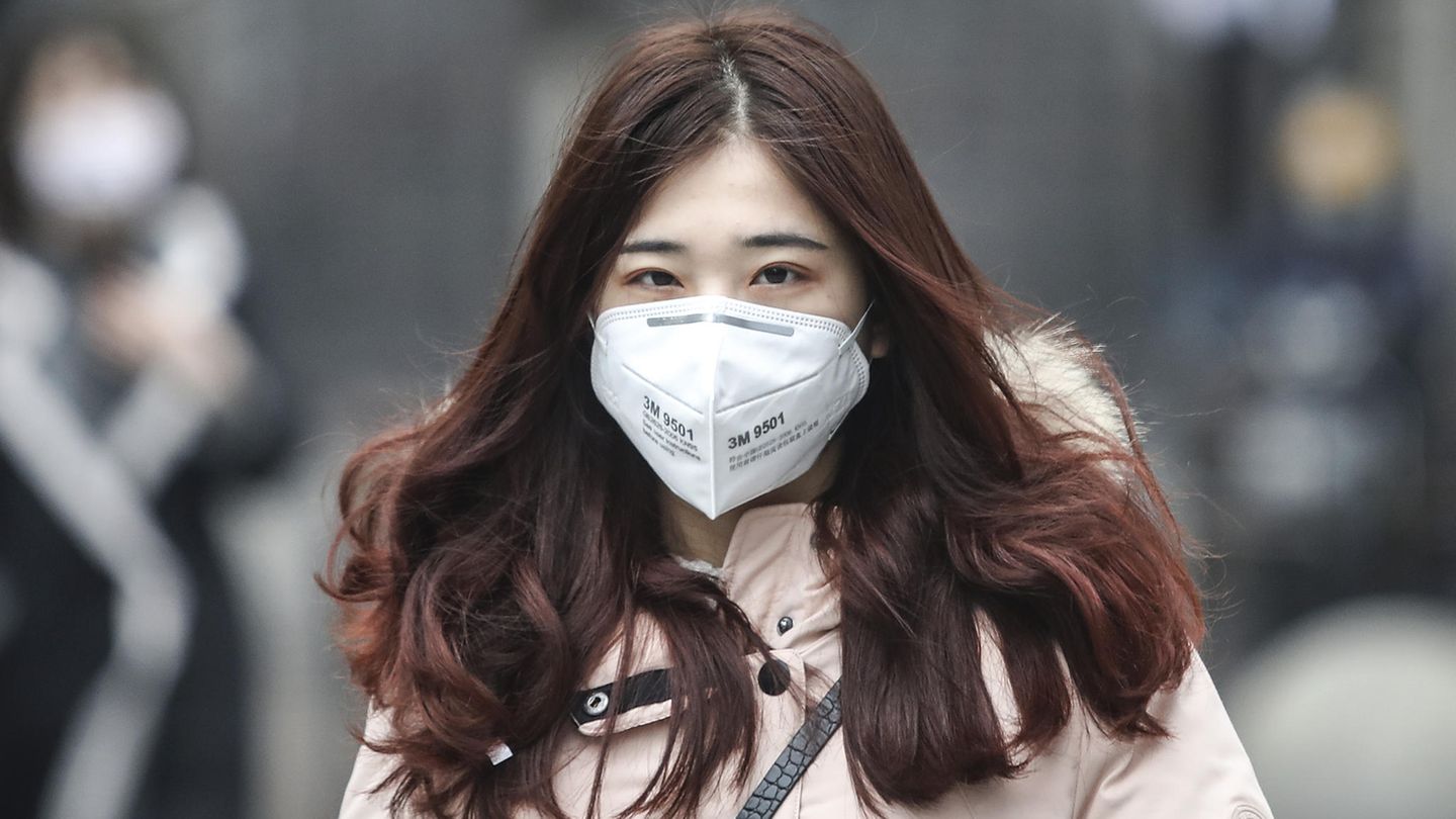 Virus in China: Frau mit Maske in Wuhan