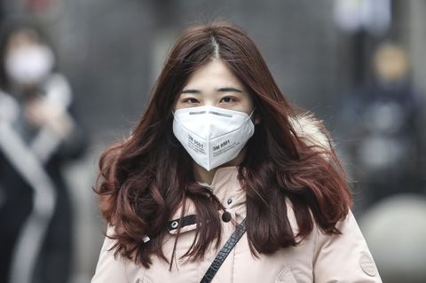 Virus in China: Frau mit Maske in Wuhan