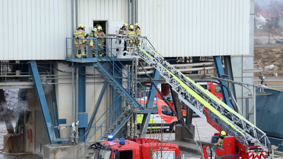 Nachrichten aus Deutschland: Zwei Arbeiter in Betonwerk unter Sand begraben Nachrichten aus Deutschland: Einsatzkräfte arbeiten an der Unglückstelle