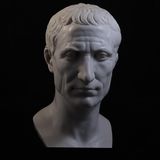 Der Marmor zeigt den gleichen Ausdruck, aber Anstrengung und Alterung des menschlichen Körpers bildet das Material nicht ab.