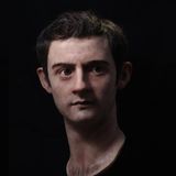 Als junger Mann war Caligula schön und galt als freundlich, aber schon das Leben in der Umgebung des paranoiden Tiberius soll ihn tief geprägt haben. Seine Regierung ist von extremer Unfähigkeit, Verschwendungssucht geprägt. Die eigenen Prätorianer setzten seinem Wüten ein Ende.