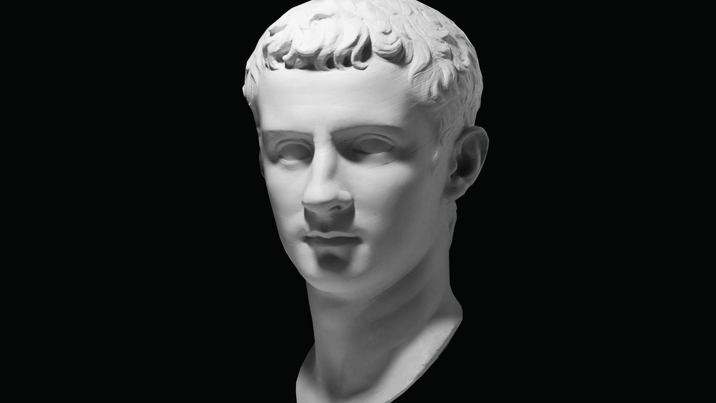 Римский калигула. Калигула Император Рима. Калигула статуя.