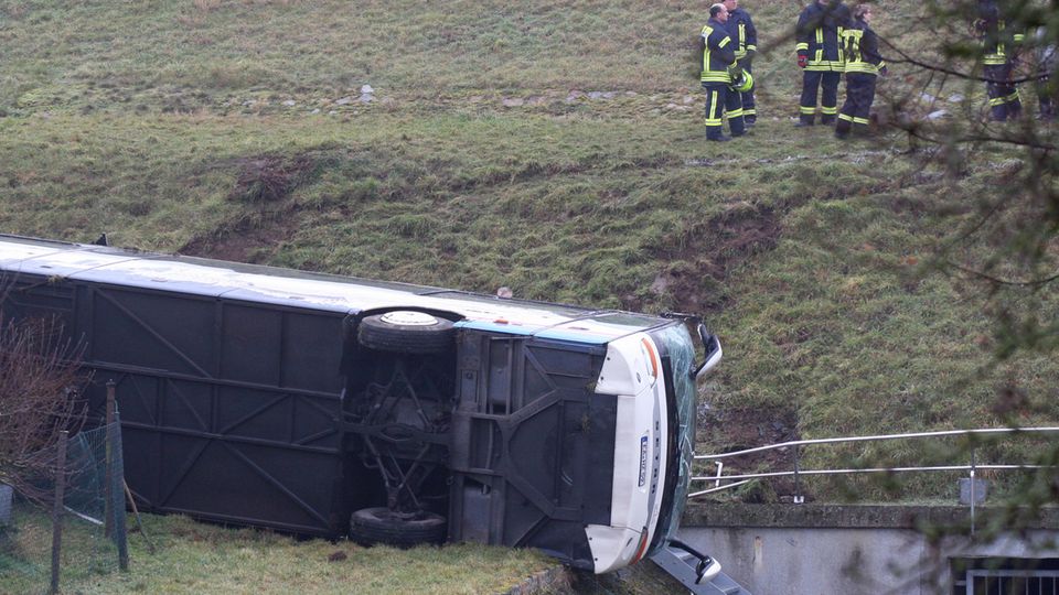 Nachrichten aus Deutschland: Zwei Kinder bei Schulbusunfall in Thüringen getötet Nachrichten aus Deutschland