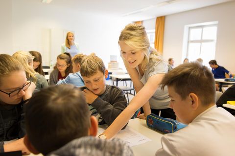 Tabea hält im Rahmen der Quereinsteiger-Lehrer Akadademie in Wallerstein eine Unterrichtsstunde.