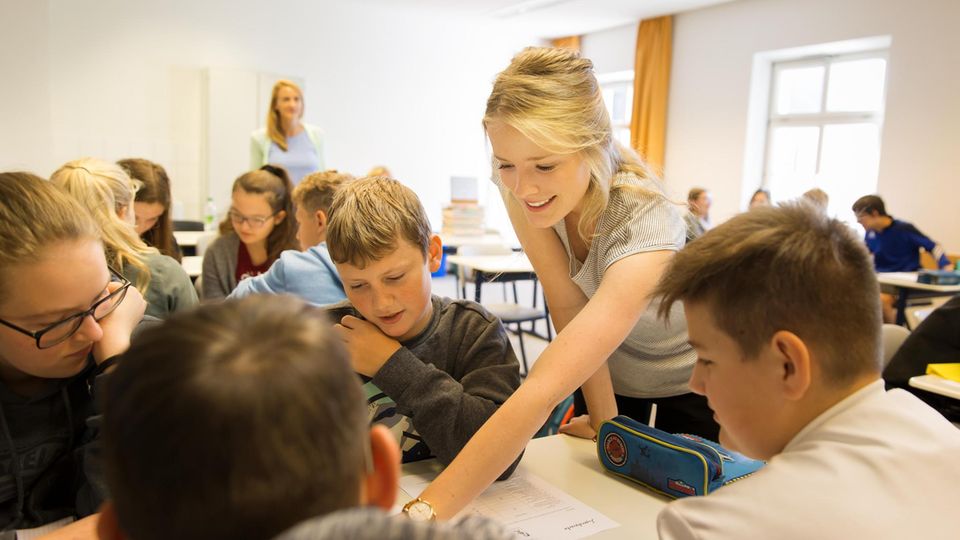 Tabea hält im Rahmen der Quereinsteiger-Lehrer Akadademie in Wallerstein eine Unterrichtsstunde.