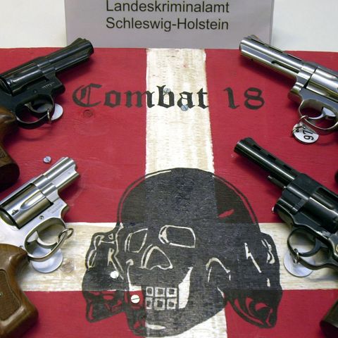 Sichergestellte Waffen und ein Schild der kriminellen Neonazi-Gruppe "Combat 18" (Archiv)