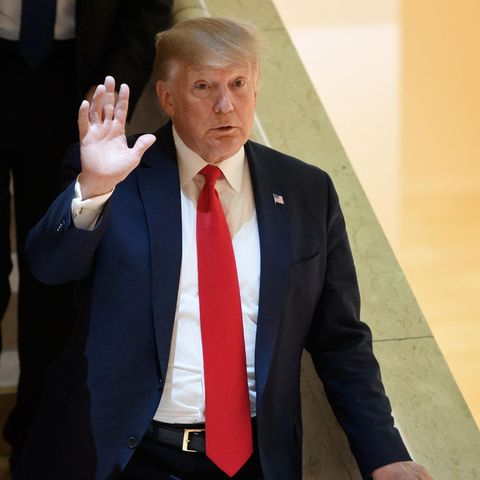 Donald Trump hebt abwehrend die Hand