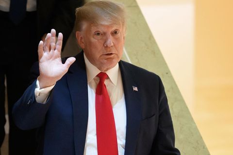 Donald Trump hebt abwehrend die Hand